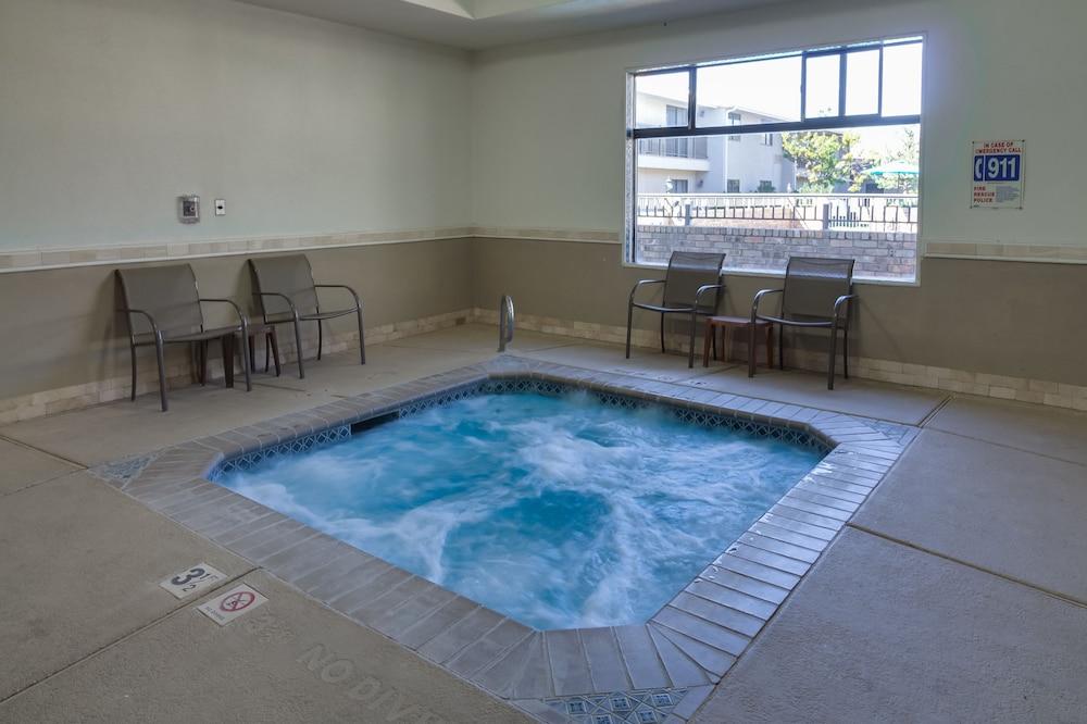 Ashmore Inn and Suites photo 22