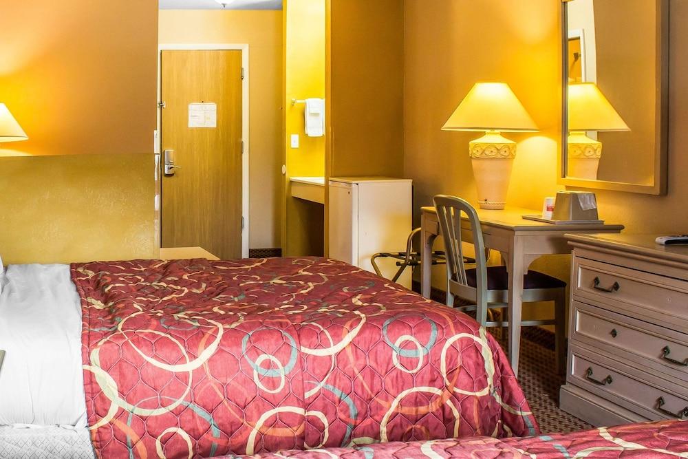 Econo Lodge Inn & Suites Walnut photo 17