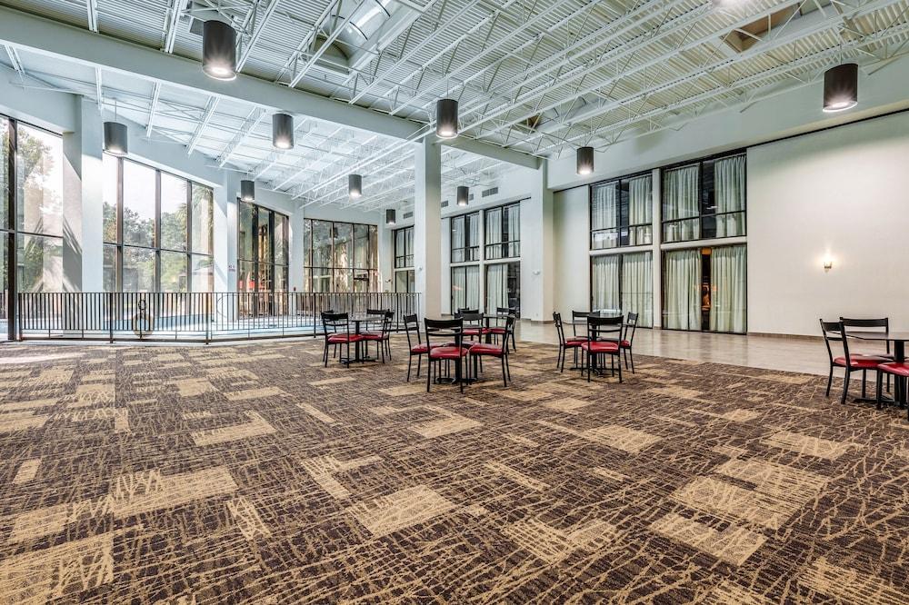 Red Roof Inn PLUS+ & Suites Houston - IAH Airport SW photo 30