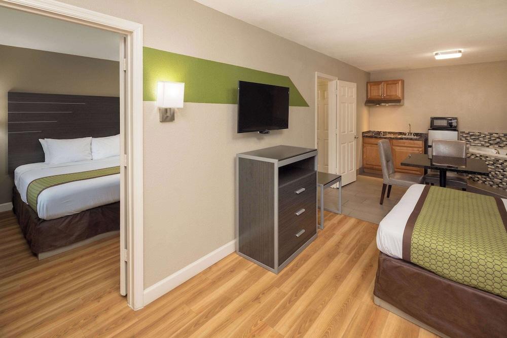 Days Inn & Suites by Wyndham Athens Alabama photo 16