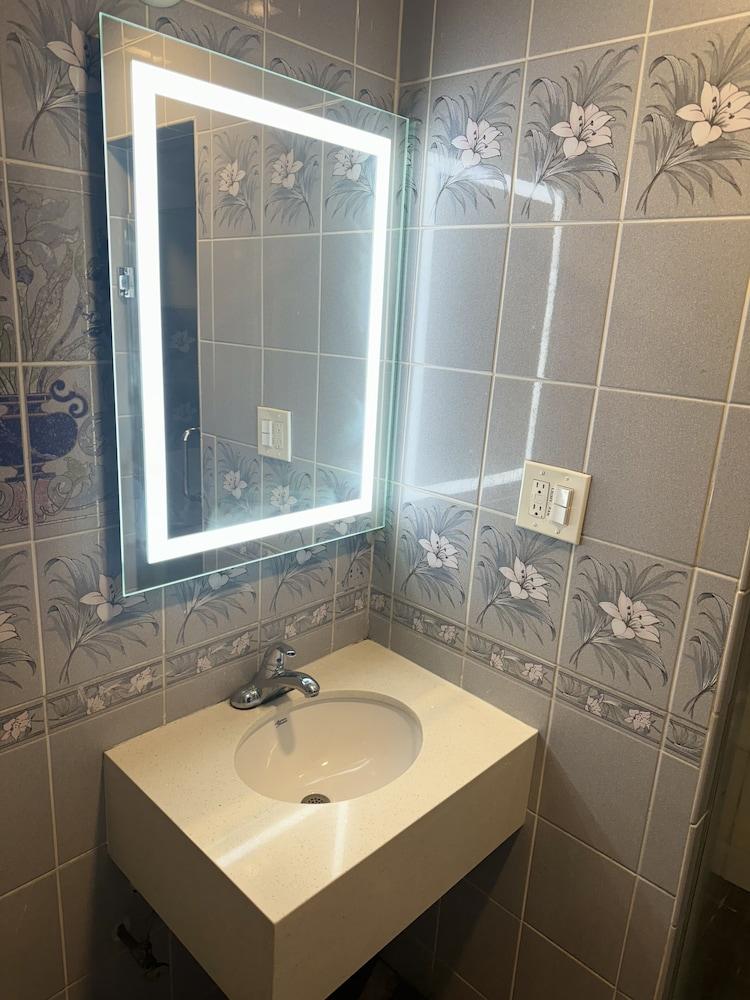 Bob's Motel photo 5