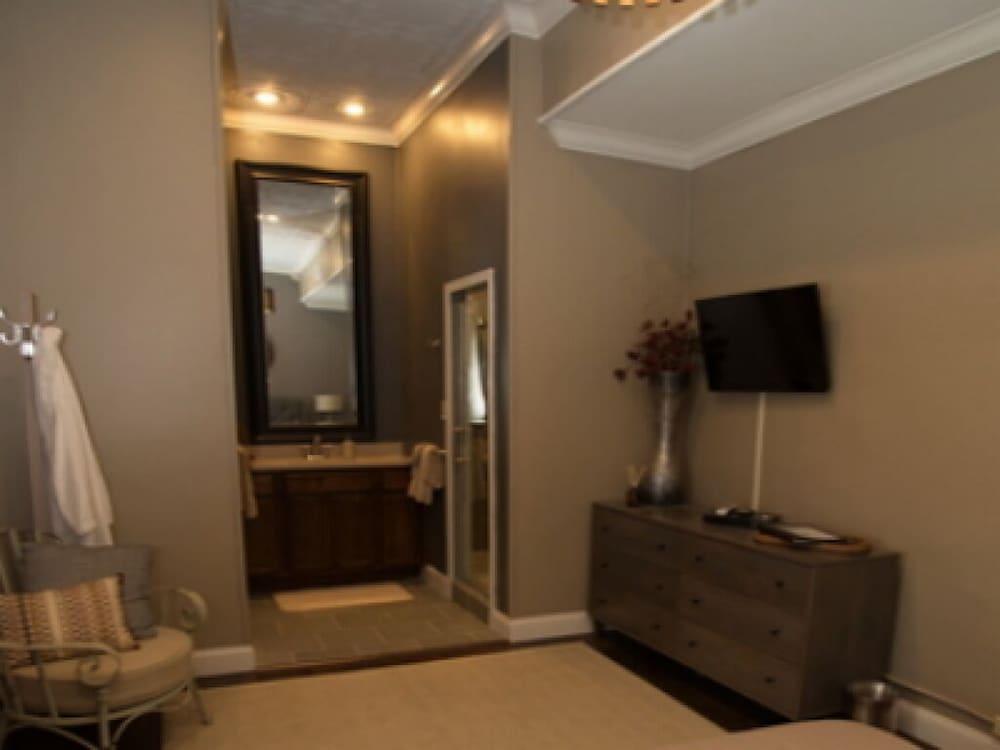 Hamilton House Inn photo 39
