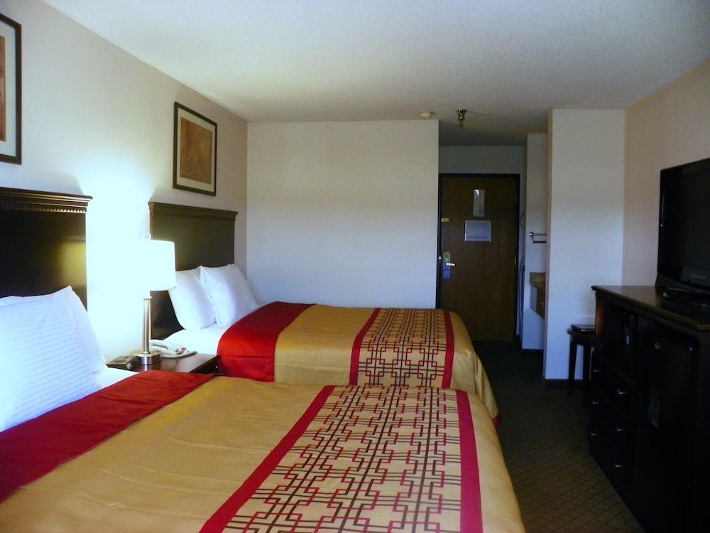 Royalton Inn & Suites photo 16