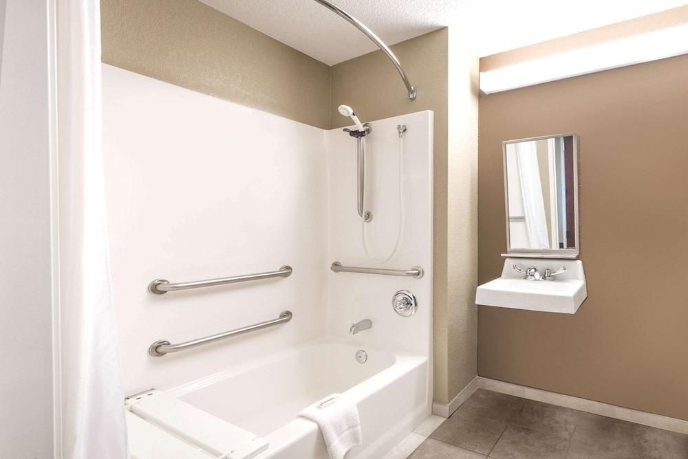 Microtel Inn & Suites by Wyndham Dickinson photo 23