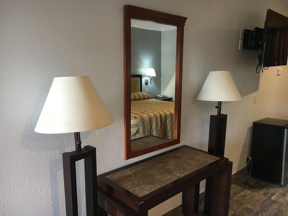 Bellflower Travel Inn photo 11