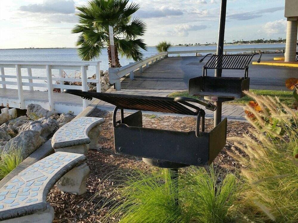 Seaside Luxury Oasis with balcony photo 65