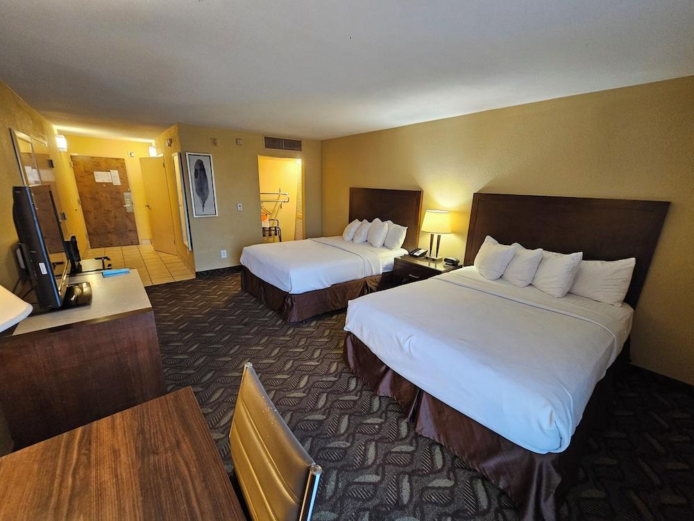 Clarion Inn & Suites Roswell photo 13