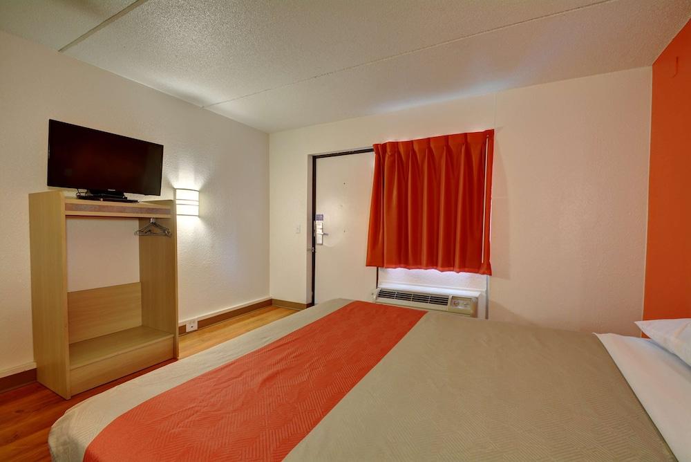 Motel 6 Chicopee, MA - Springfield photo 8