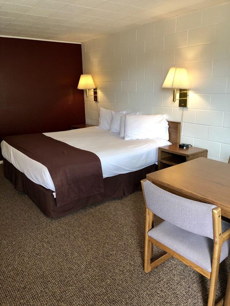 Four Winds Motel photo 18
