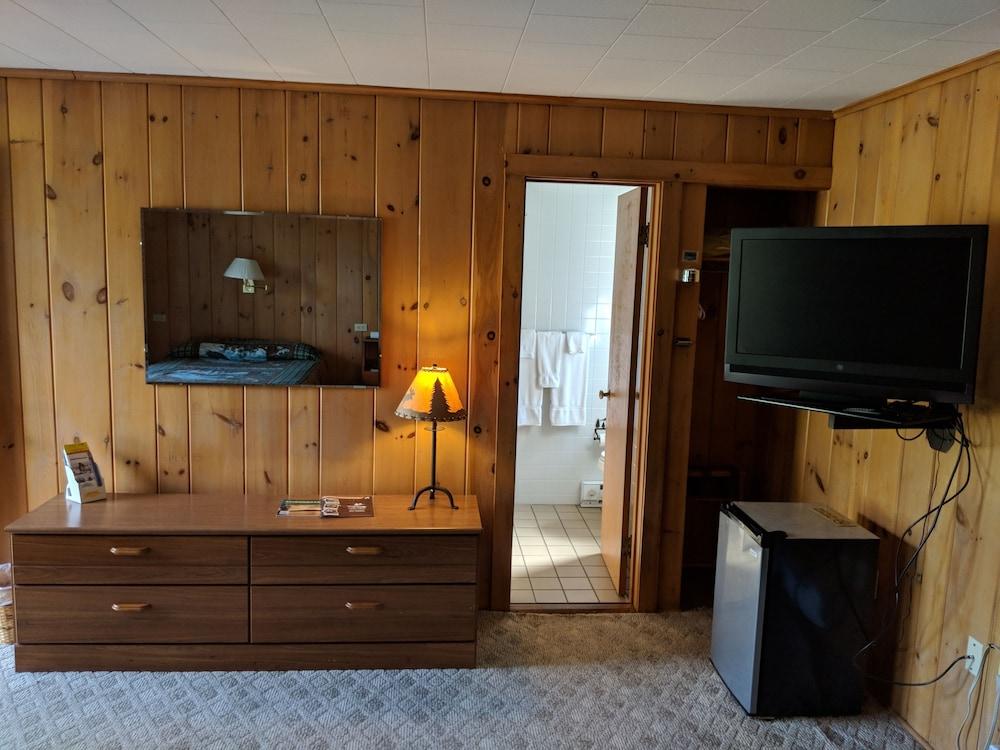 Pine Tree Motel & Cabins photo 12
