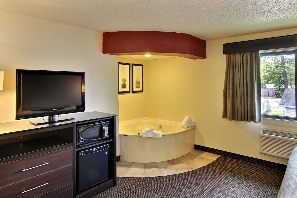 Blossom Hotel & Suites Traverse City photo 48