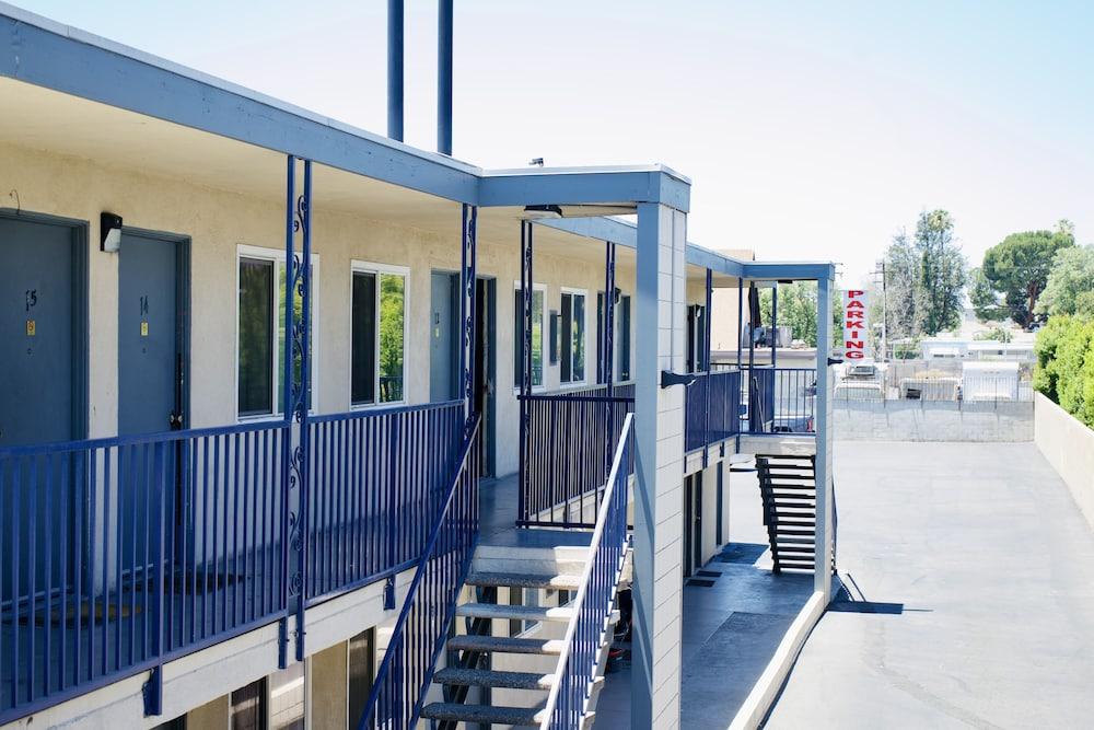 Red Carpet Motel photo 1