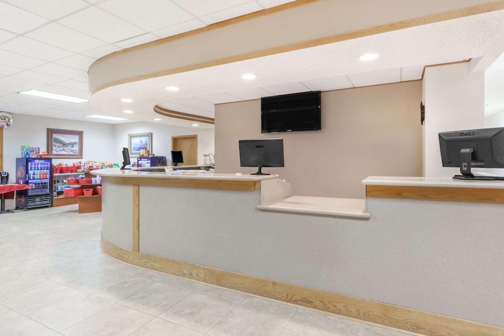 Quality Inn & Suites photo 2