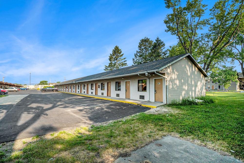 Great Lakes Inn and Suites photo 20