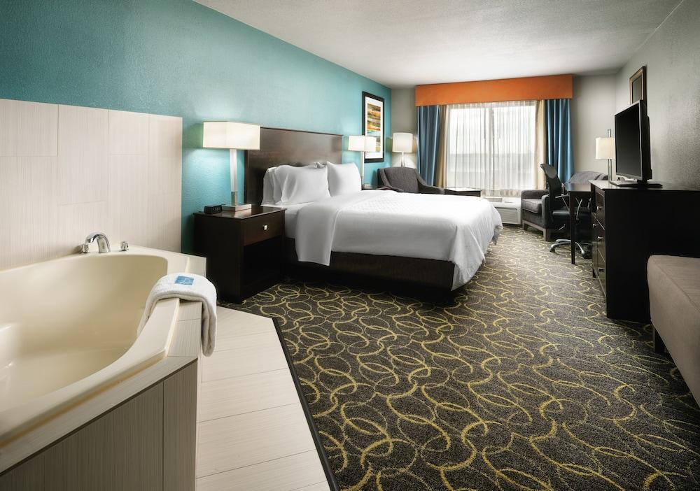 Holiday Inn Express & Suites DFW - Grapevine by IHG photo 17