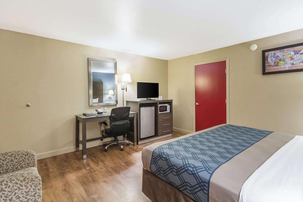 Econolodge Inn & Suites photo 25