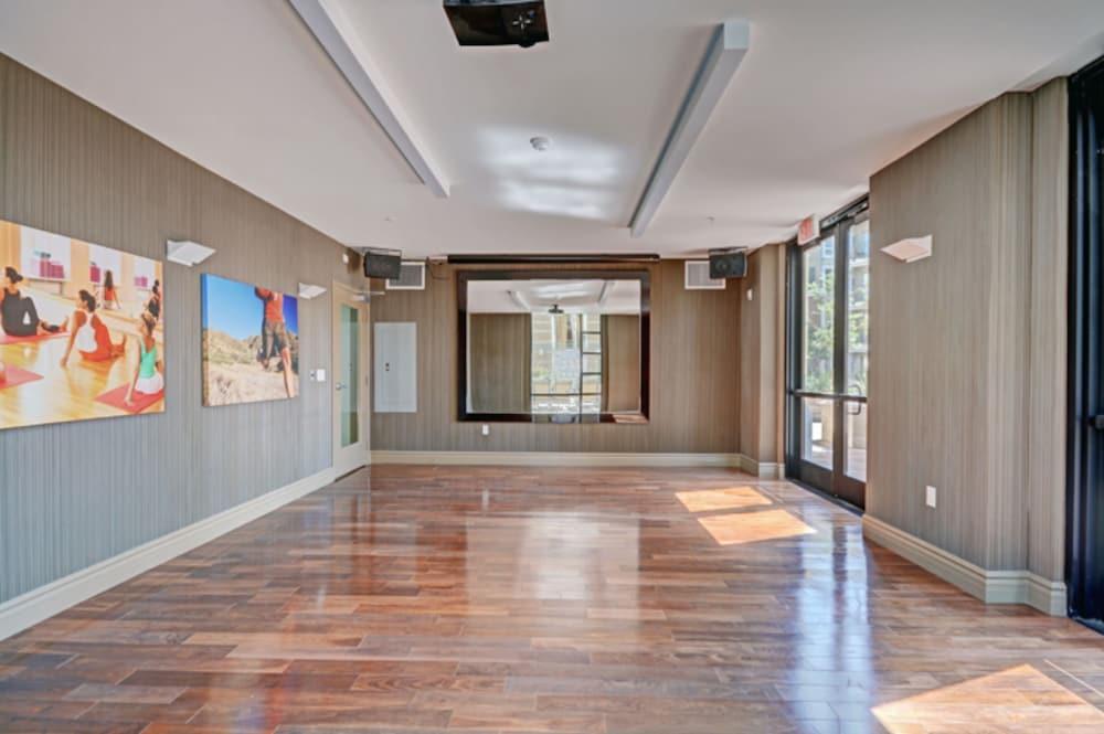 Global Luxury Suites Baypointe Station photo 26