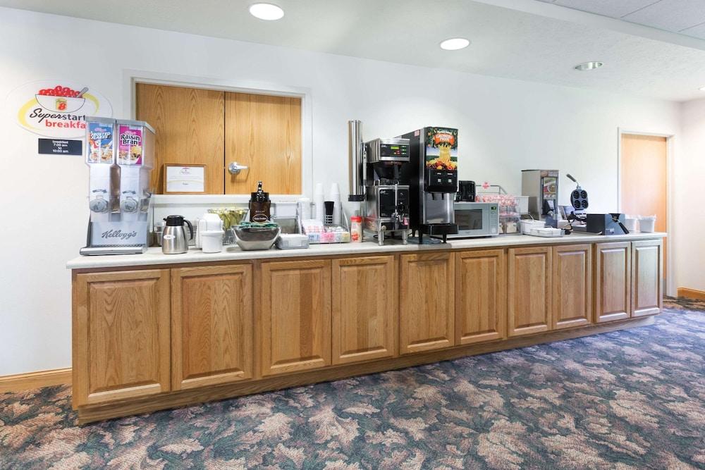 Super 8 by Wyndham Alma photo 12