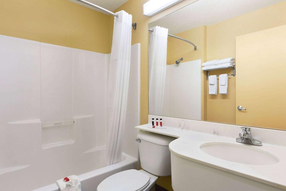 Microtel Inn & Suites by Wyndham Thomasville/High Point/Lexi photo 9