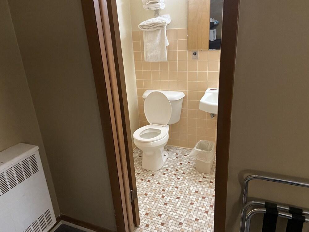 Colonial Inn Dyersville photo 41