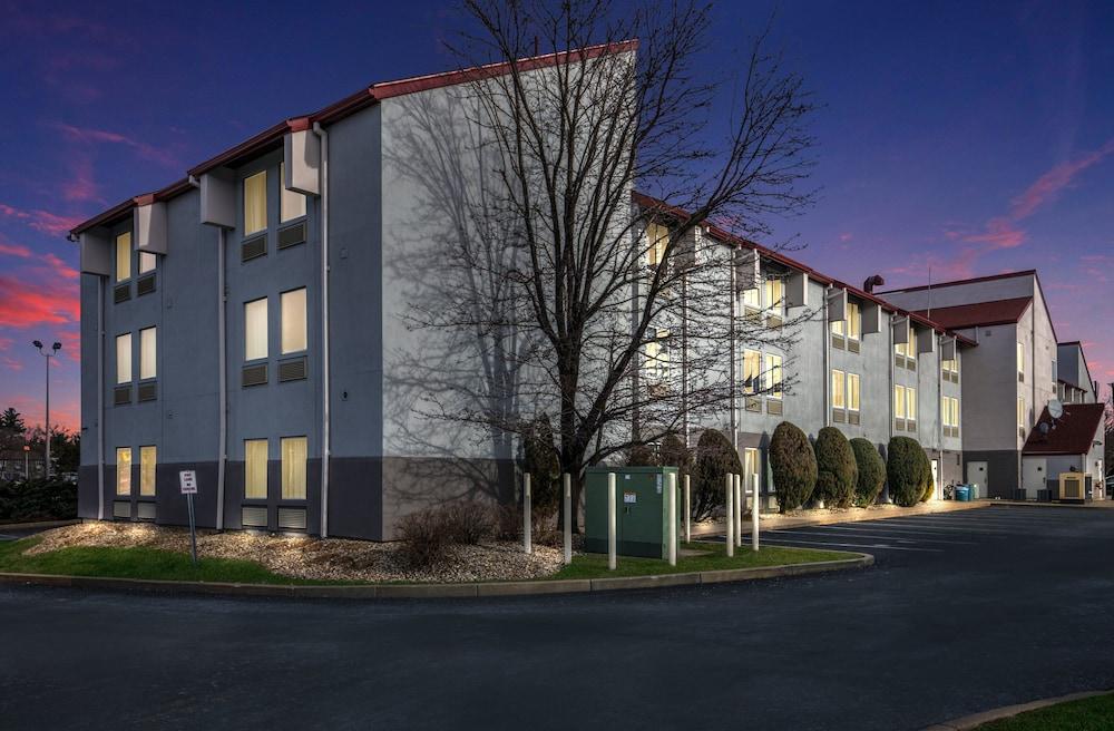 Red Roof Inn PLUS+ Boston - Logan photo 37