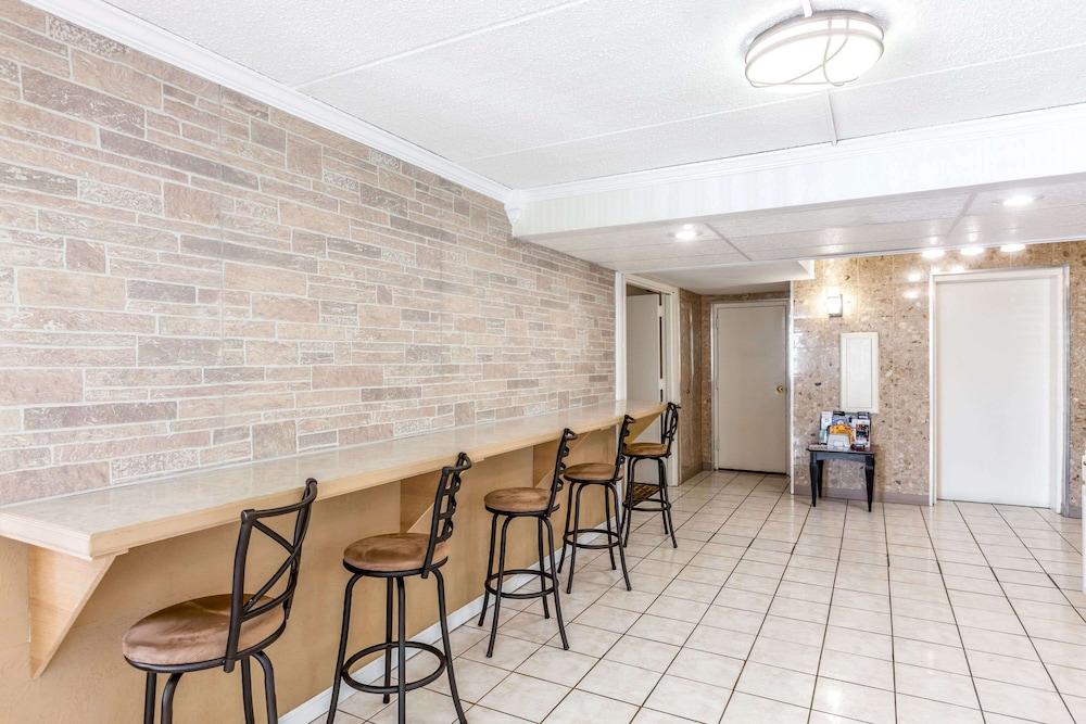 Days Inn by Wyndham Syracuse photo 31