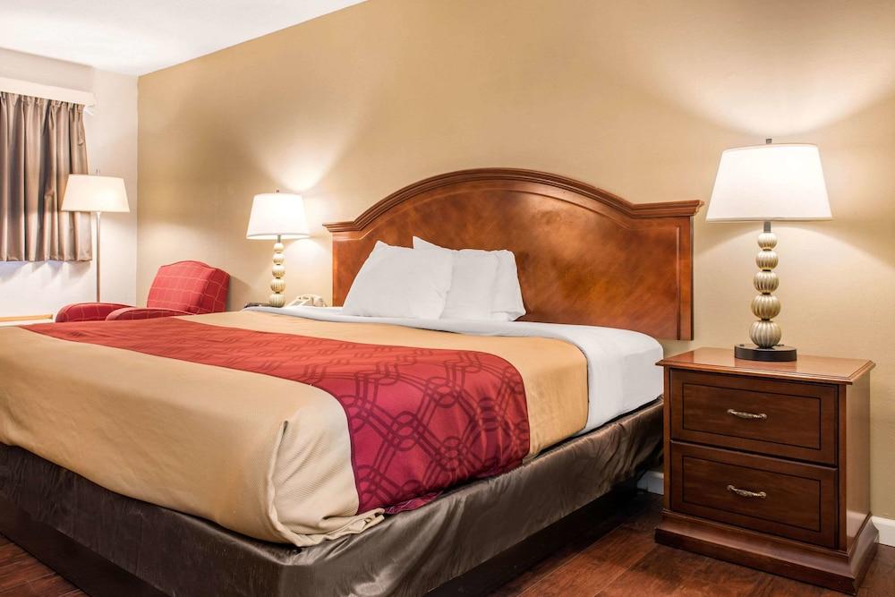 Econo Lodge Holland - Toledo photo 9