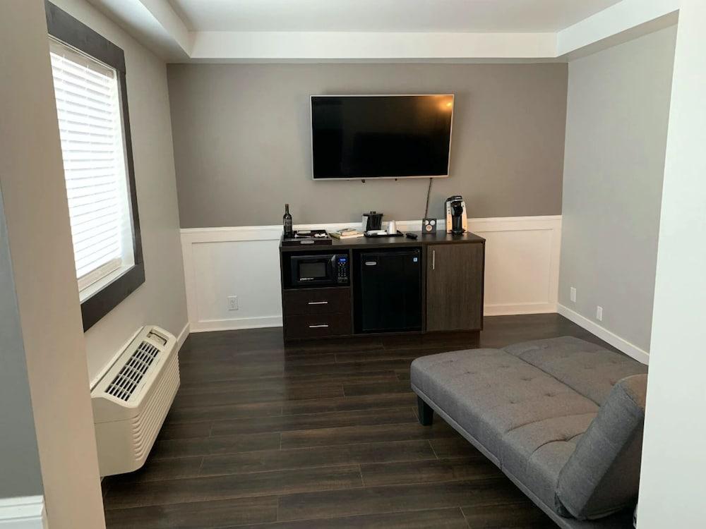 Cedar Stables Inn and Suites photo 8