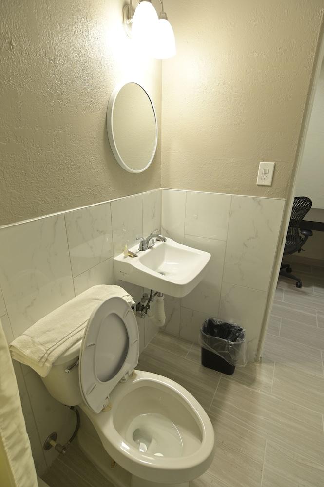 Deluxe Inn photo 13