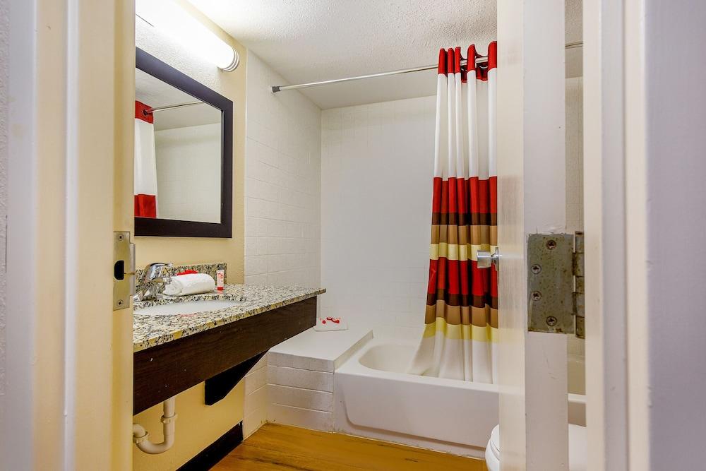 Americas Best Value Inn Moline photo 15