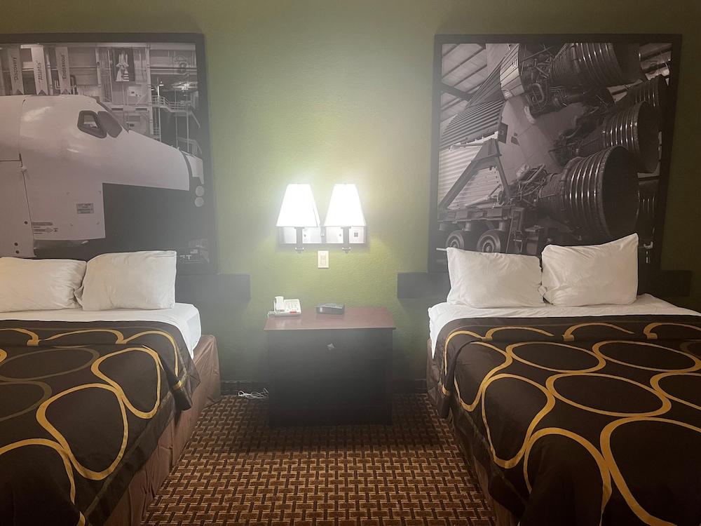 Super 8 by Wyndham IAH West/Greenspoint photo 11
