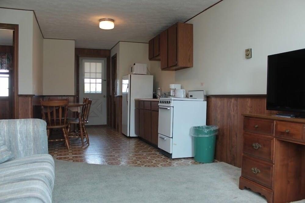 The Villager Motel photo 12