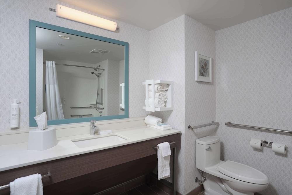 Hampton Inn & Suites Manistee Waterfront photo 17