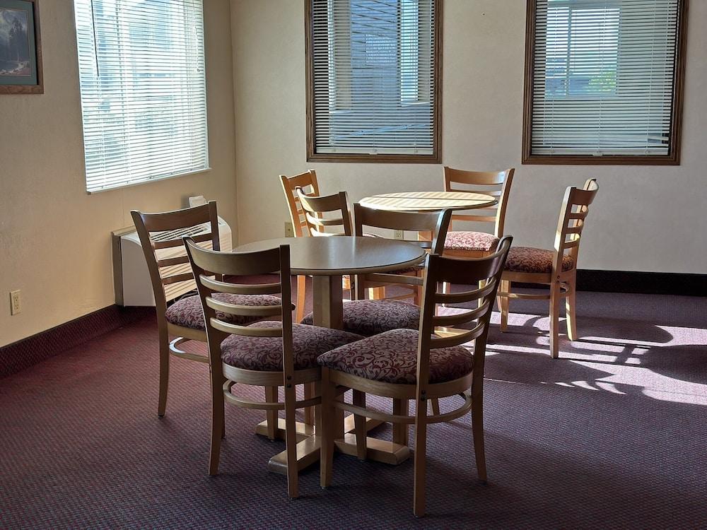 Econo Lodge El Paso, IL photo 2