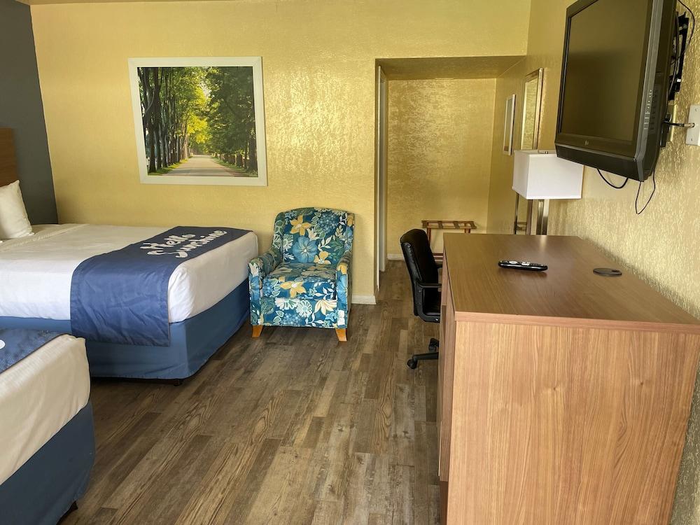 Days Inn by Wyndham Gainesville University photo 12