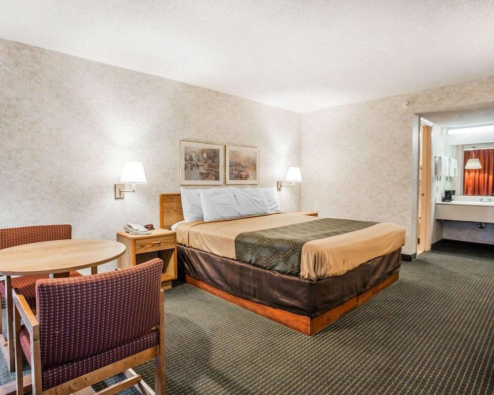 Econo Lodge Jefferson City photo 5