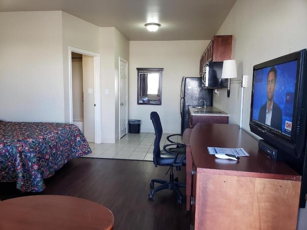 Crossroads Inn & Suites photo 43