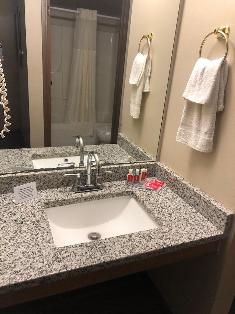 AmericInn by Wyndham Lake Mills photo 37