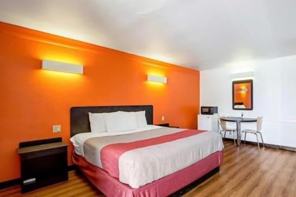 Scottish Inns and Suites Texas City, TX photo 4