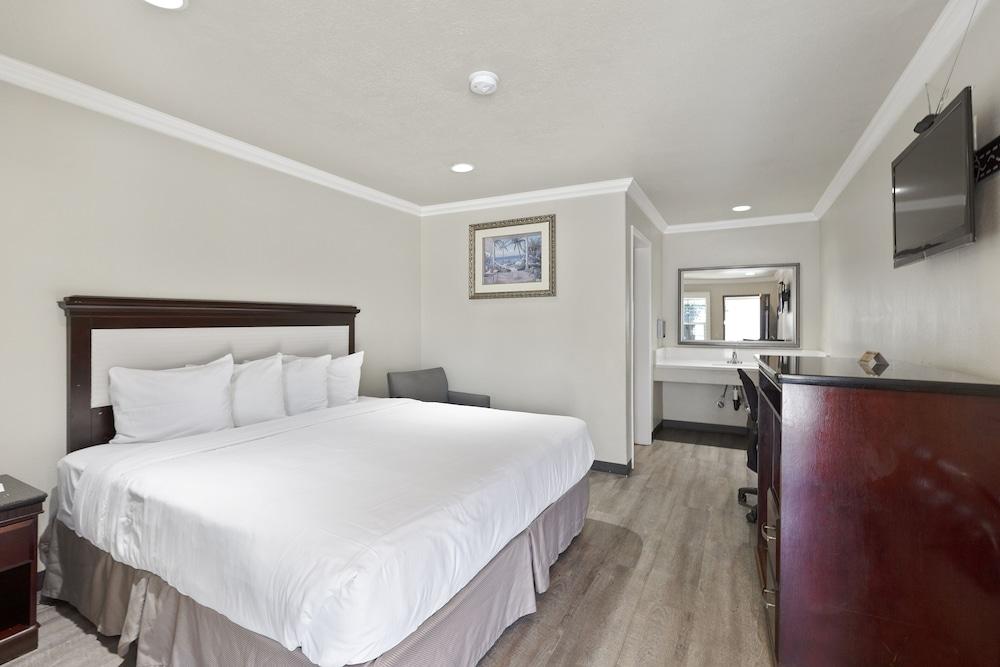 Le Blanc Inn & Suites photo 55