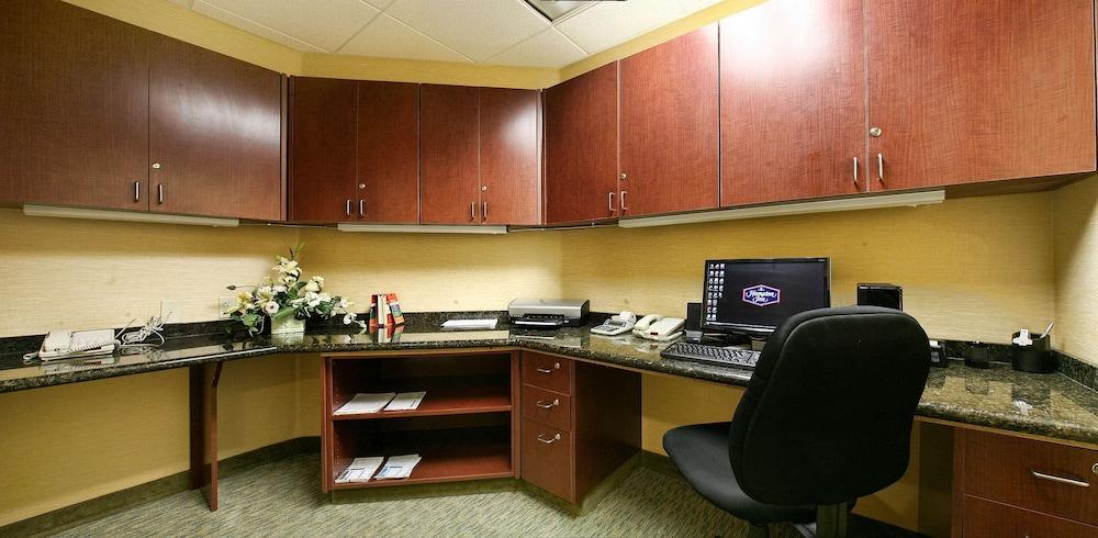 Hampton Inn Brentwood photo 17