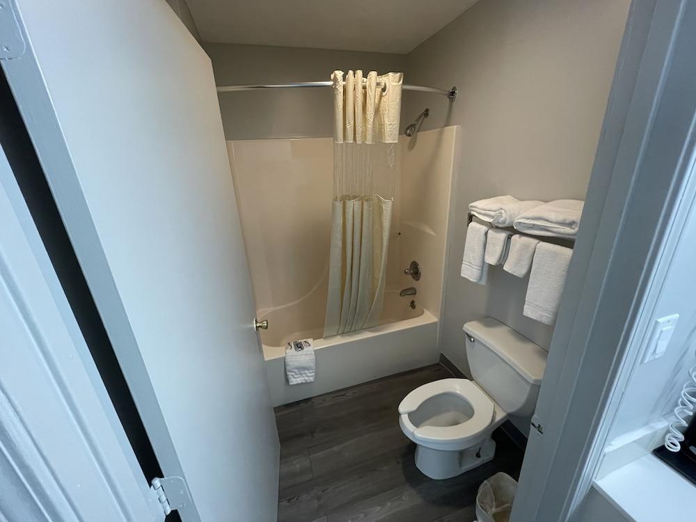 Embassy Inn photo 13