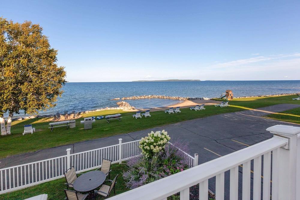 Baymont by Wyndham St. Ignace Lakefront photo 47