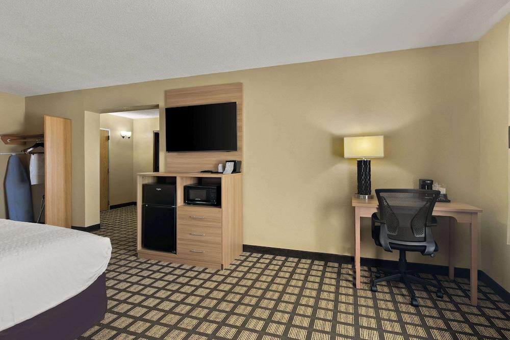 Clarion Pointe Bloomington – Normal near I-55 and University photo 20