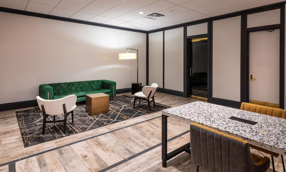 DoubleTree by Hilton Newark Penn Station photo 2