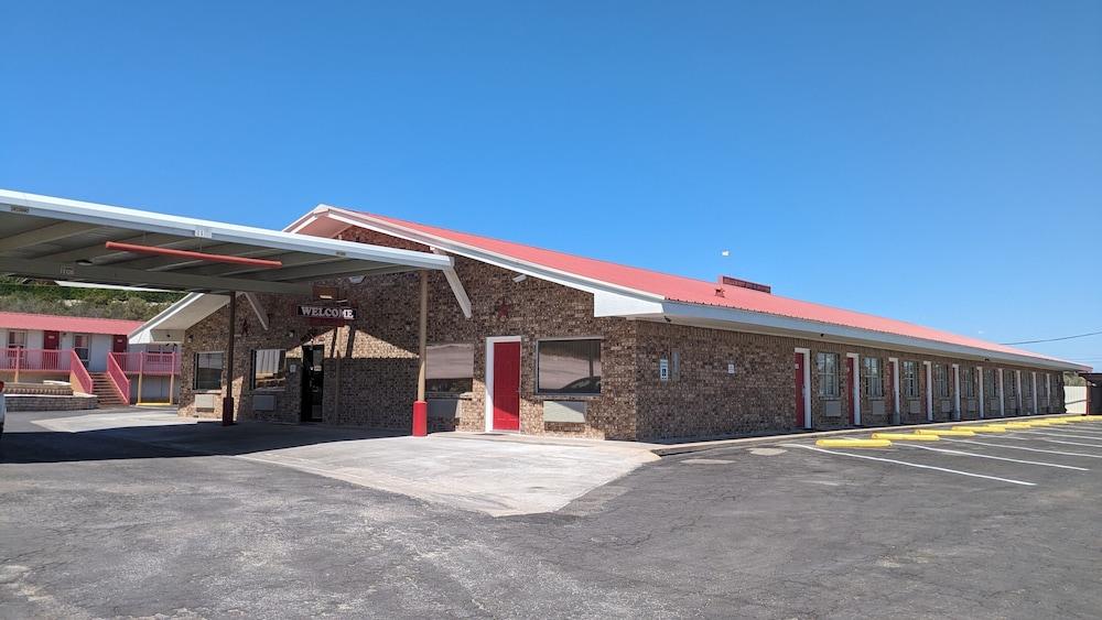 Hillcrest Inn & Suites photo 10