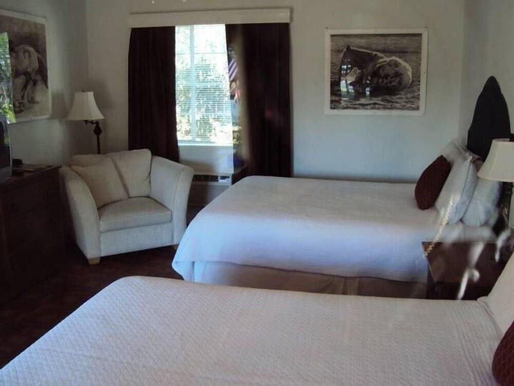 La Siesta Motel photo 32