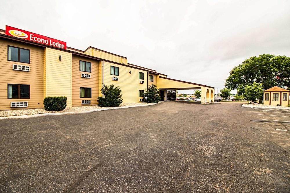 Econo Lodge Watertown photo 9