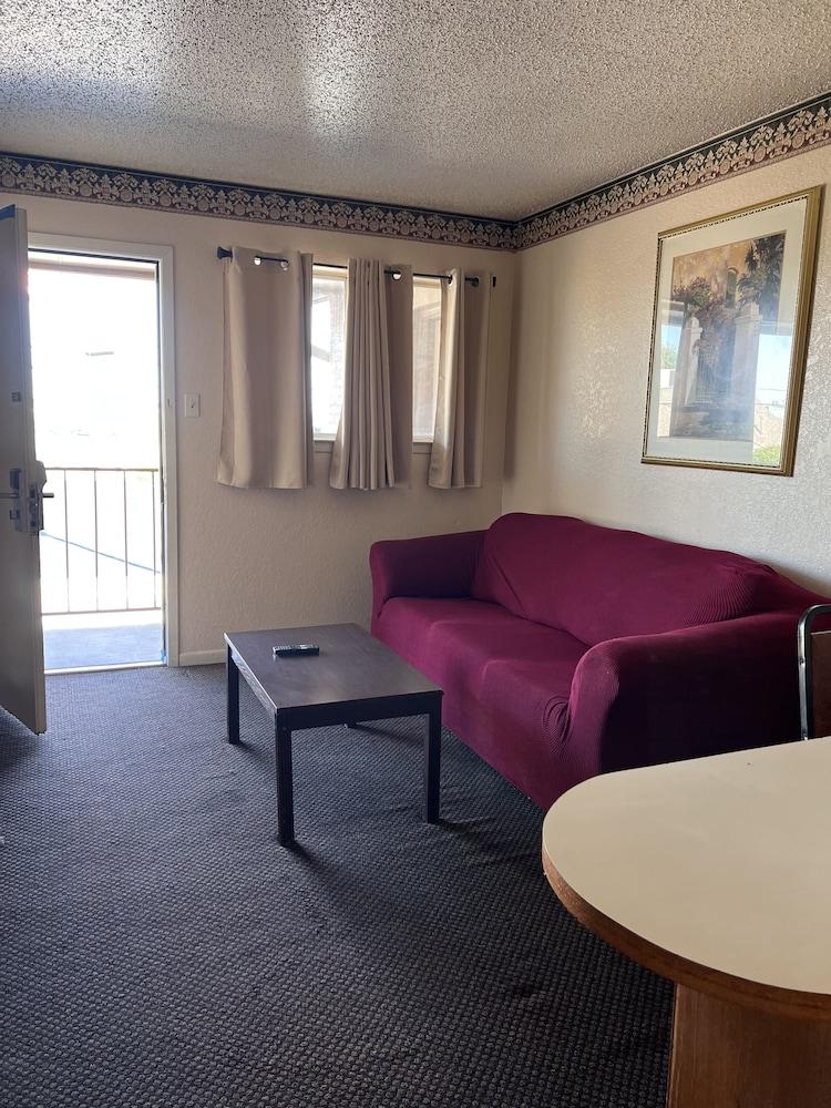 Hallmark Inn and Suites photo 5