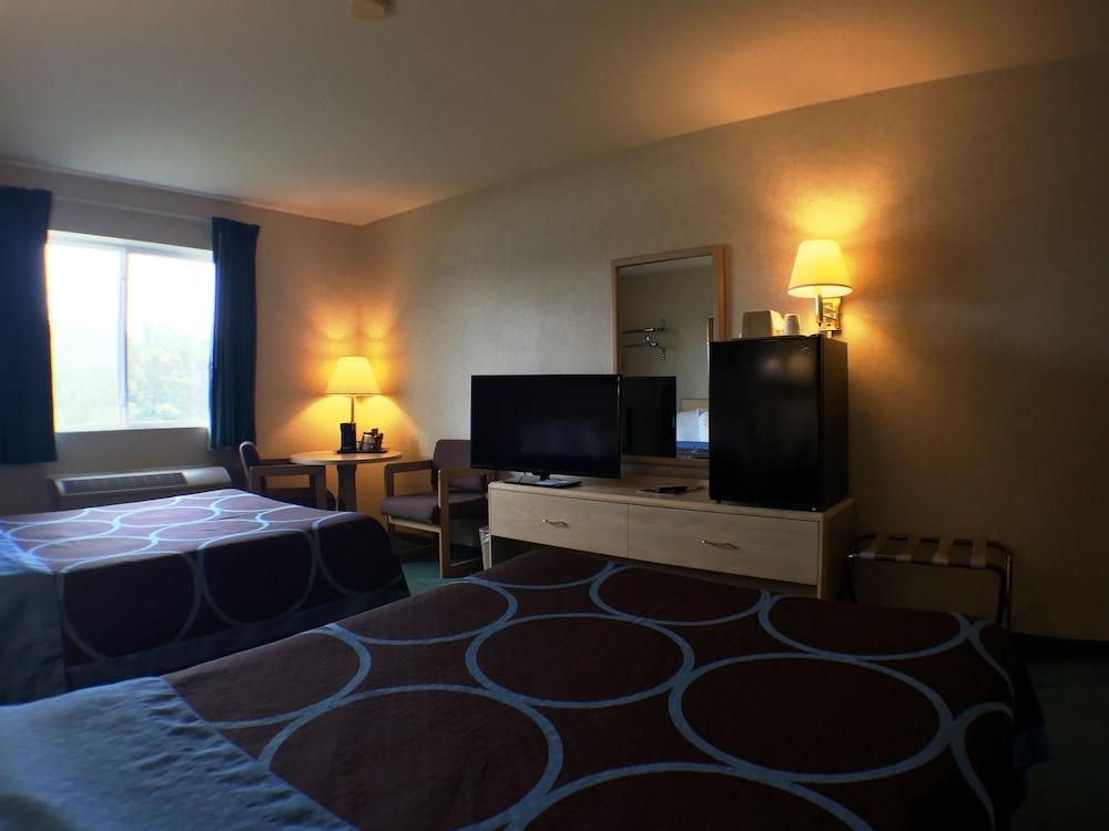 Super 8 by Wyndham Canandaigua photo 13